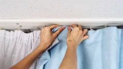 Como refrescar cortinas e reposteiros sem os retirar: uma forma rápida de combater o pó e os odores