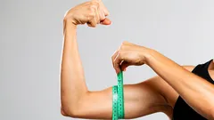 Braços mais firmes sem aumentar o peso: um mini-treino de 5 minutos com um detalhe de técnica