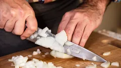 Como cortar cebola sem lágrimas: um truque simples, mas eficaz
