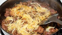 Carne ou cebola: o que é melhor refogar primeiro? Um chef deu um conselho inesperado